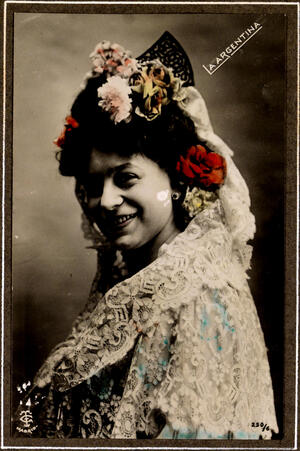 Con mantilla de encaje, tocado de flores y peineta
