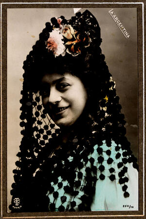 Con mantilla de madroños negra, tocado de flores y peineta