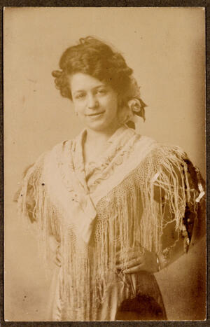 Con mantón y tocado de flores