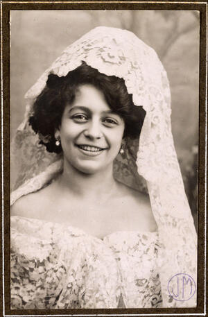 Con mantilla blanca de blonda
