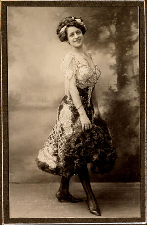 Posando con vestido corto de lentejuela y pedrería