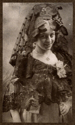 Con mantilla negra de encaje